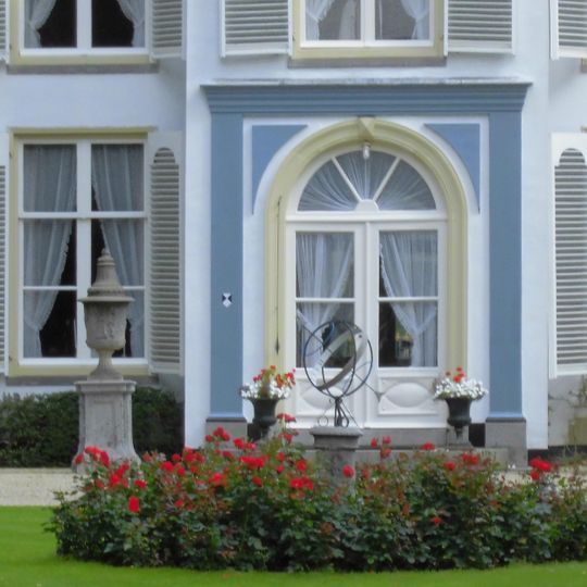 Nieuwerhoek, twee siervazen ter weerszijden van bordes voor ingangspartij van het huis