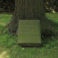 Einzeldenkmale der Sachgesamtheit Kirche und Kirchhof Lawalde: Kirche, separater Glockenturm der Kirche, Einfriedung und Lutherstein (siehe auch Sachgesamtheitsliste, gleiche Anschrift - Obj. 08960314) Dorfaue (Nr. 4 gegenüber)