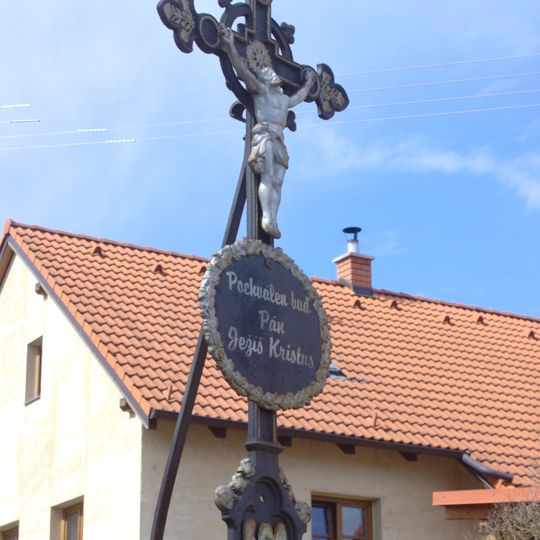 Kříž na návsi v Třísově