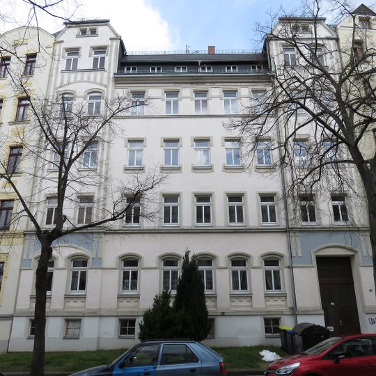 Mietshaus in geschlossener Bebauung mit Vorgarten Orthstraße 12