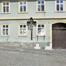 Kříž u domu Mírové náměstí 63 v Úštěku