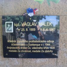 Pamětní deska Václava Málka v Okříškách