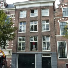 Pand met rechte lijstgevel, brede kroonlijst