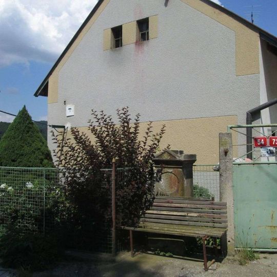 Kříž v Předenicích u křižovatky