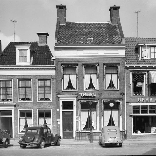 Pand met verdieping en geblokte kroonlijst onder dwars schilddak