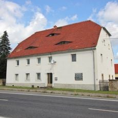 Gasthof mit Seitengebäude, winkliger Scheune und Natursteineinfriedung Neupurschwitz 8