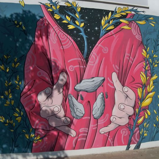 Mural dedicado a la cultura megalítica de la Costa de la Muerte .