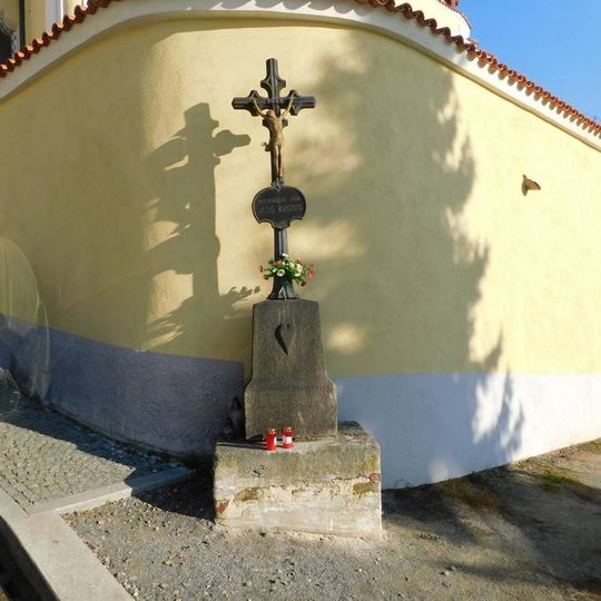 Kříž u kostela v Mnichovicích