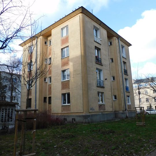 Blok przy alei „Solidarności” 105/111A