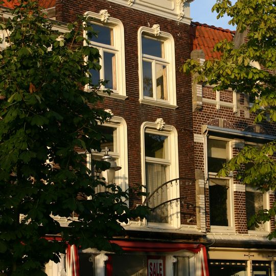 Pand met lijstgevel met stucversieringen boven de vensters