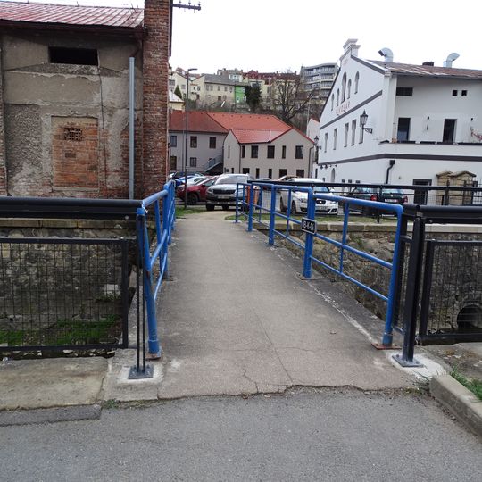 Lávka přes Klenici západně od pivovaru v Mladé Boleslavi
