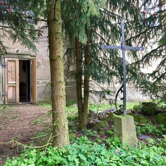 Kříž u kostela v Domaslavi