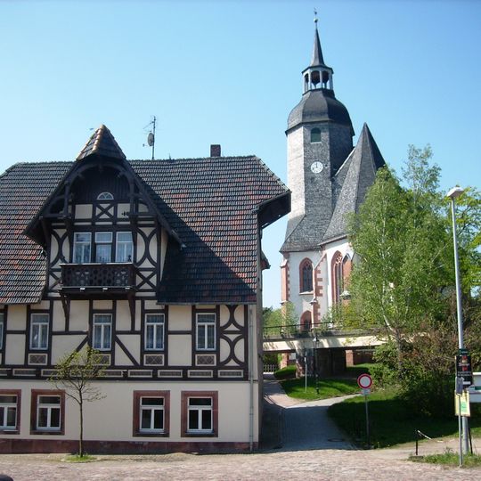 Haus Haberkorn; Wohnhaus in offener Bebauung mit Nebengebäude und Einfriedung Mühlplatz 3