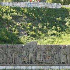 Vojenský cintorín, reliéf