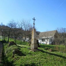 Kříž v Krutěnicích u rozcestí