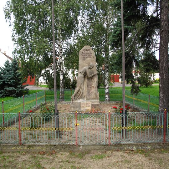 Pomník padlým na návsi v Chotěšově