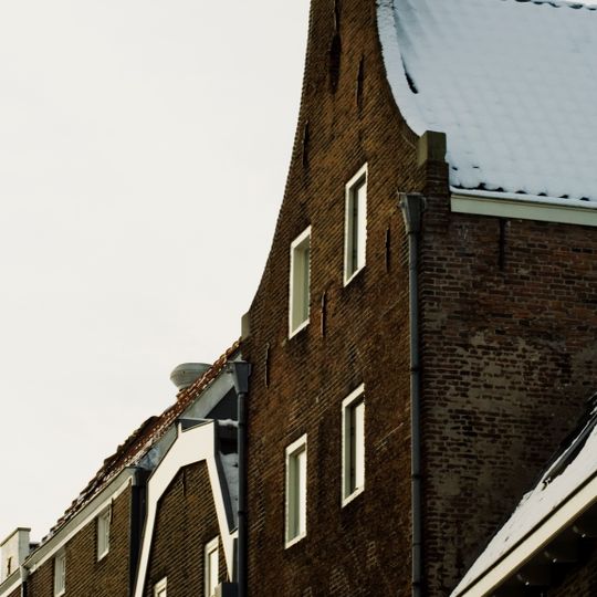 Pakhuis met herstelde puntgevel