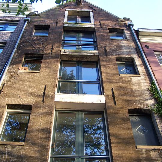 Pakhuis met puntgevel