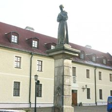 Socha svatého Jakuba de Marchia u kláštera v Hejnicích