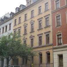 Mietshaus in geschlossener Bebauung Uhlandstraße 19