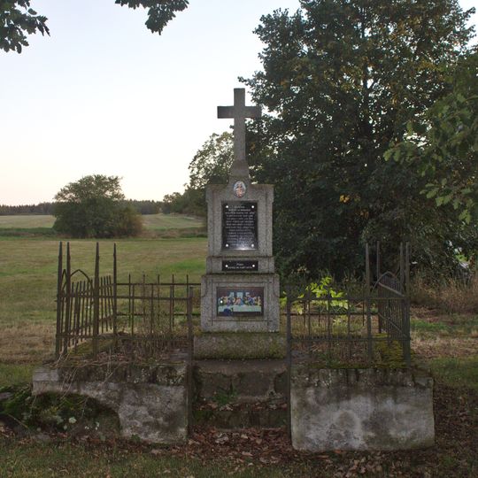 Kříž východně od Borovan u rozcestí