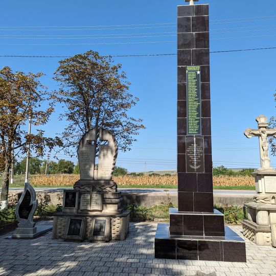 Monument la mormântul ostașului căzut în 1941 și în memoria consătenilor căzuți în 1941-1945