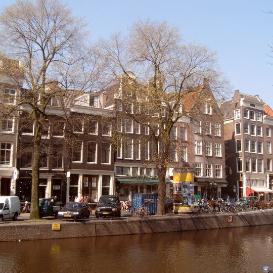 Huis waarvan de gevel een 18e-eeuwse pui en een bovenstuk onder rechte lijst heeft