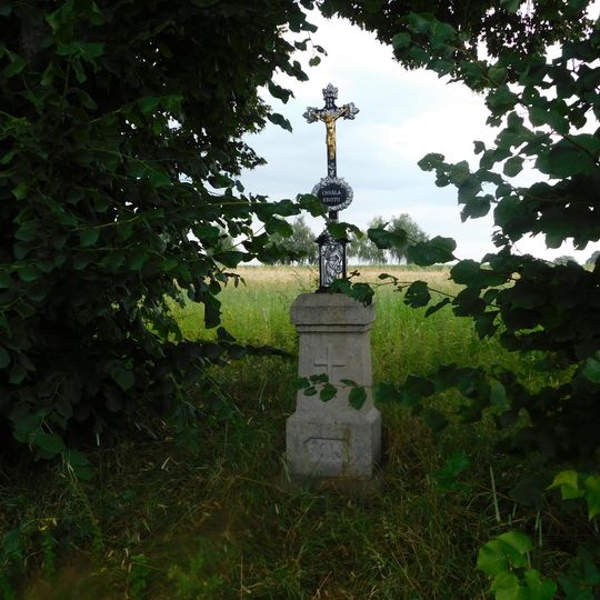 Kříž u polní cesty severně od Kaliště