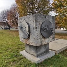 Skulptura s kovovými reliéfy