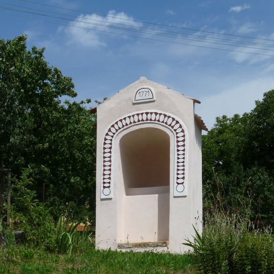 Kaplička v Hůrce na návsi