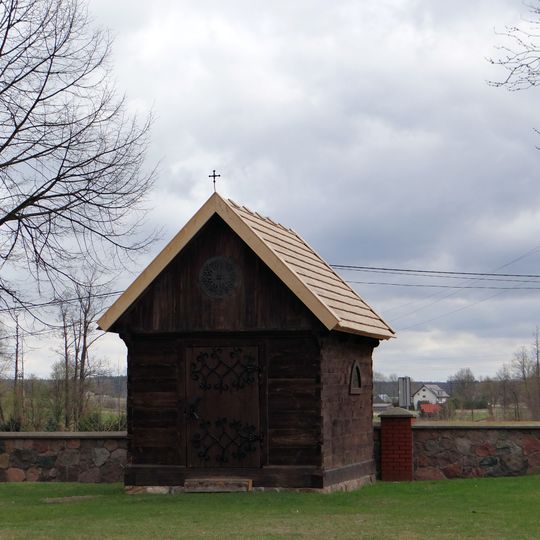 Kostnica, obok kościoła, drewn.