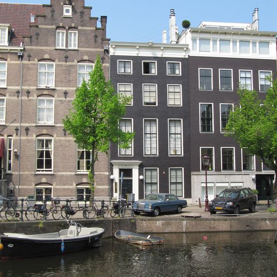 Pand met gevel onder rechte lijst