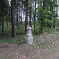 Kříž východně od Pačejova na rozcestí v lese