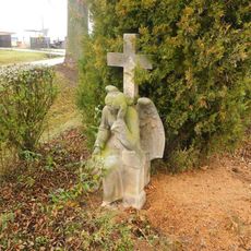 Kříž se sochou anděla na západním okraji Lokte