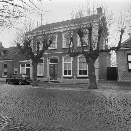 Dwarshuis onder pannen schilddak