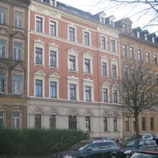 Mietshaus in geschlossener Bebauung mit Vorgarten Forststraße 2