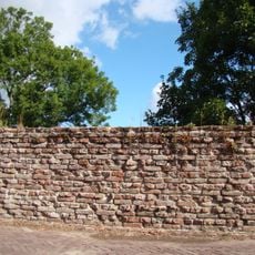 In het pand of op de grens van het erf bevindende stadsmuur(resten)