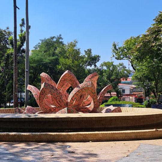 Tượng đài hoa sen