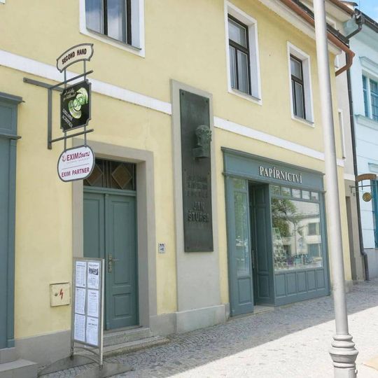 Pamětní deska Janu Štursovi na domě Vratislavovo náměstí 122 v Novém Městě na Moravě