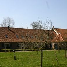Boerderij "Achterbaanhoeve" onder topgevel, met opkamer