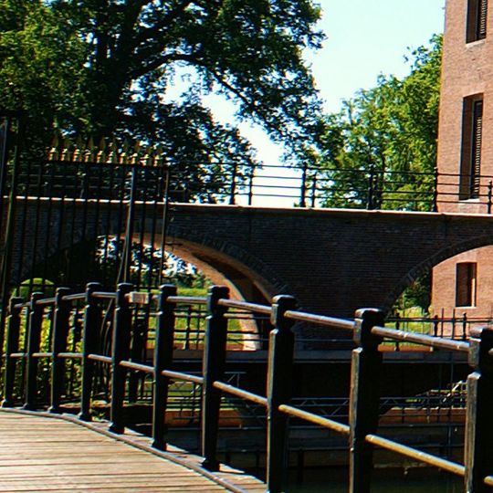 Dubbele brug tussen voorplein en hoofdgebouw