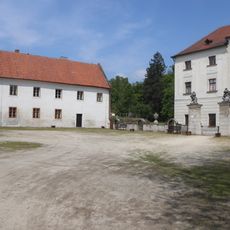 Vstupní nádvoří zámku Budišov