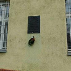 Pamětní deska obětem 2. světové války v Osadní ulici v Holešovicích