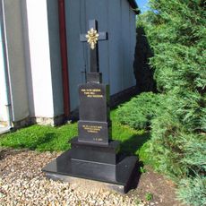 Kříž u kaple Pia X. v Litovanech