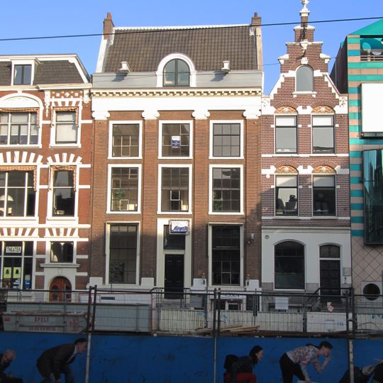 Huis met pilastergevel onder klossenlijst