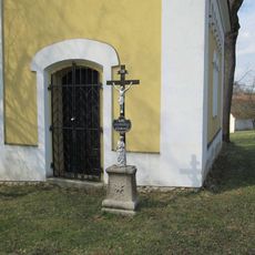 Kříž v Třebějicích před kaplí vpravo