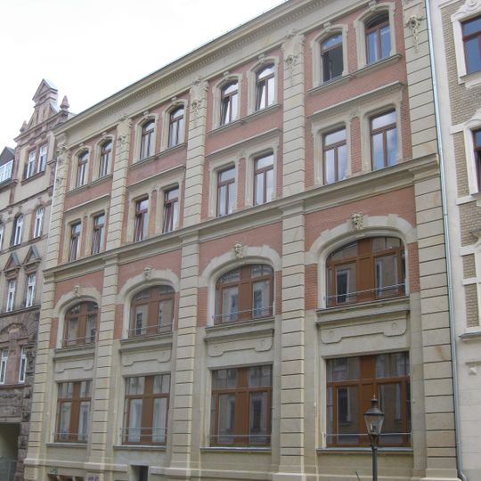 Mietshaus in geschlossener Bebauung mit rückwärtigem Gewerbegebäude, zusammengehörig mit Nr. 34 Markusstraße 32