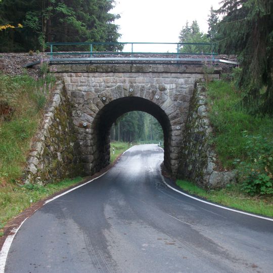 Železniční most přes silnici III/21047 u zastávky Nejdek-Oldřichov
