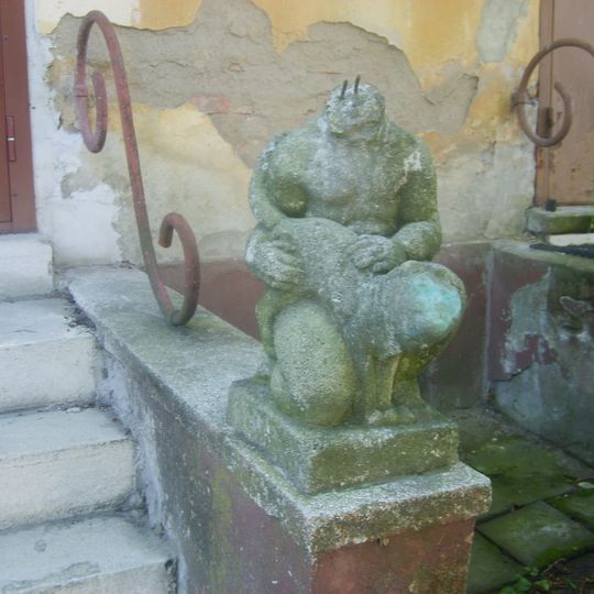 Скульптура «Ребёнок с кошкой»