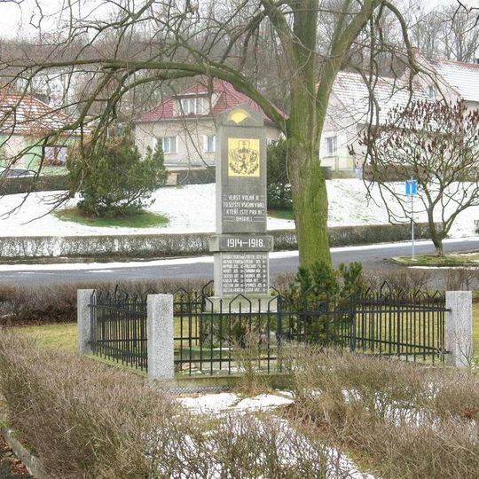 Pomník padlým na návsi v Sedleci